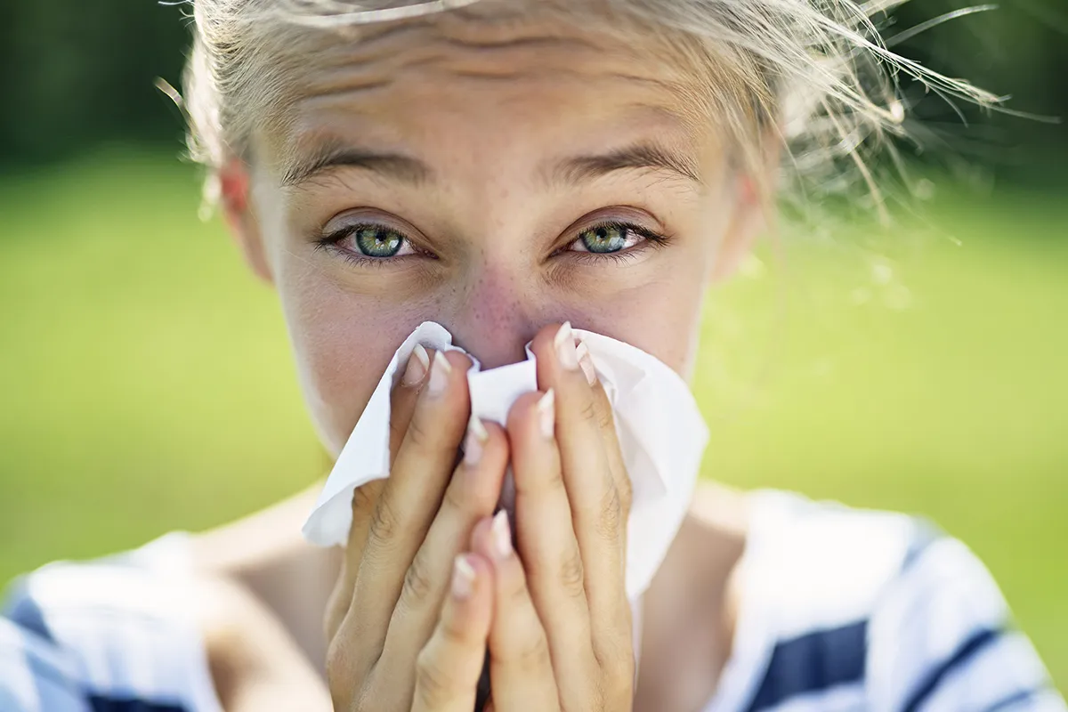 7 Weil meine geroetete Schnupfennase schnell besser wird Großaufnahme einer Person, die sich die Nase mit einem Tuch putzt