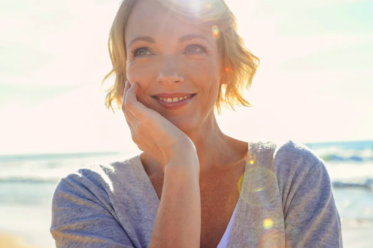 6 Weil mich meine Sonnenallergie nicht mehr so aergert Frontalaufnahme einer lächelnden weibliche Person am Stand stehend