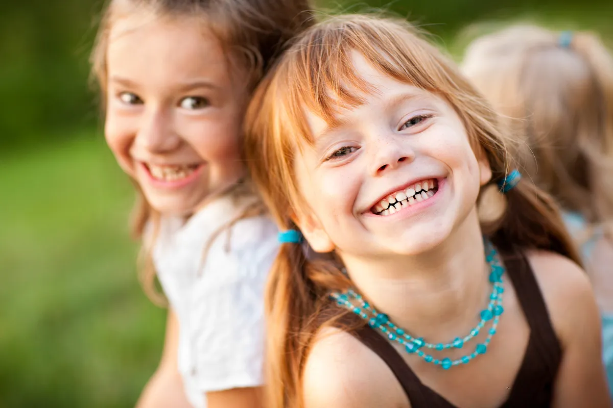 9 Weil die Mueckenstiche nicht mehr so jucken Lachende Kinder in der Natur