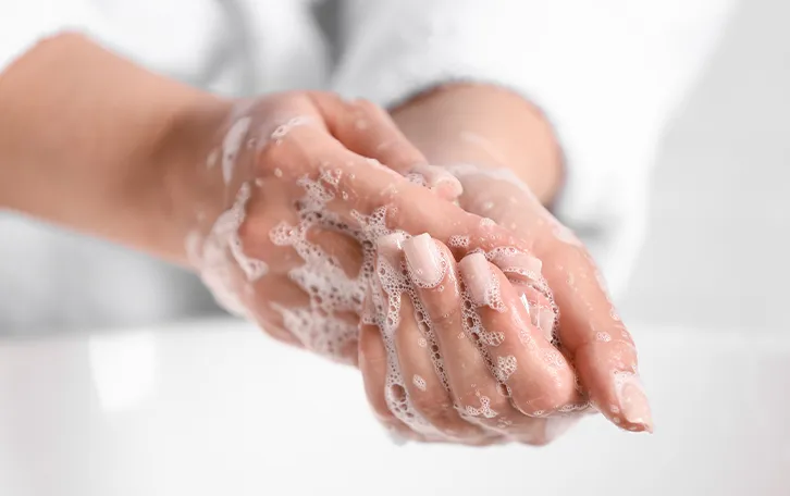 Tipps zur Vorbeugung von Hautrötungen Eingeseifte Hände einer weiblichen Person